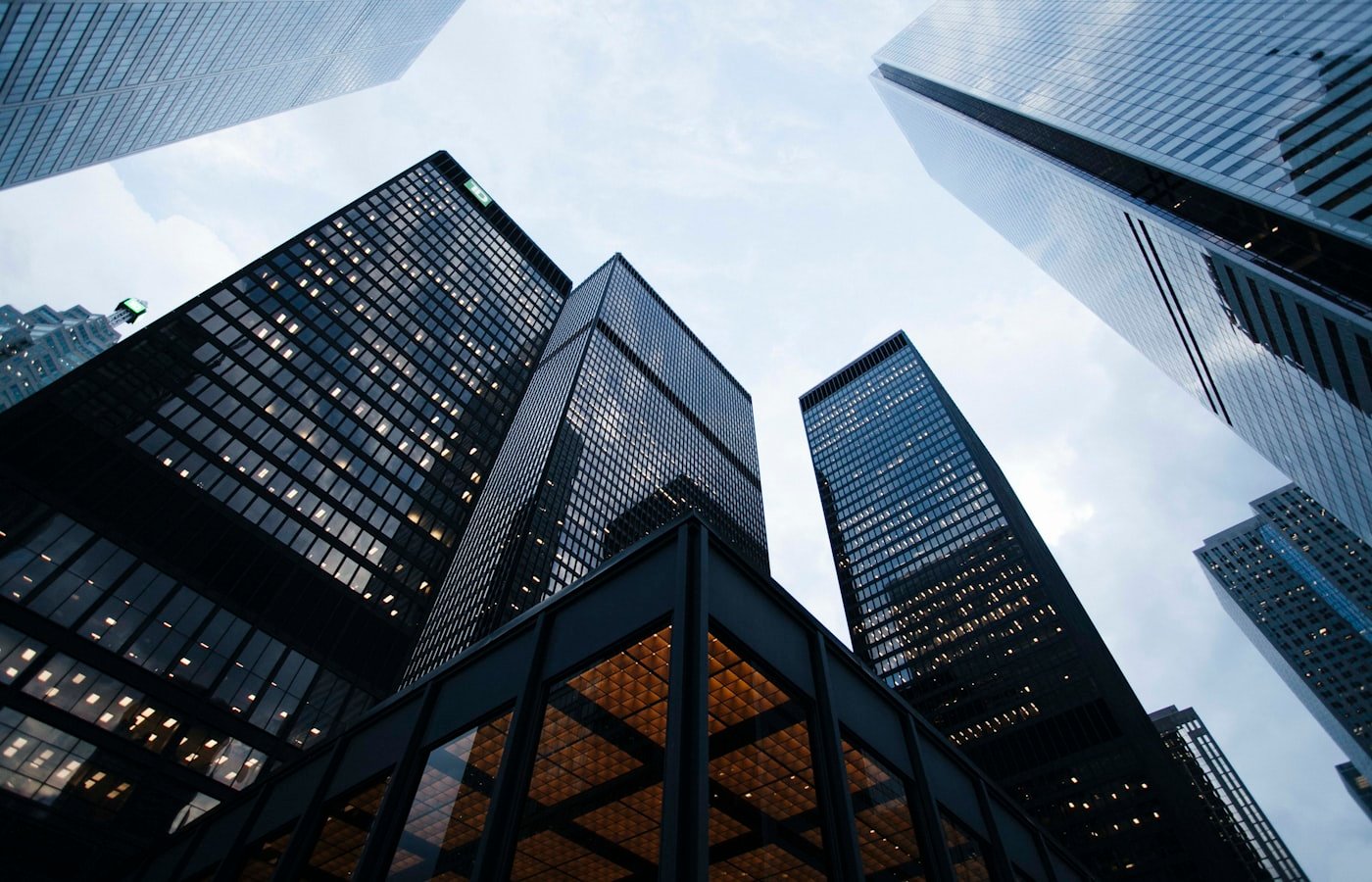 Edifício empresarial representando organização societária