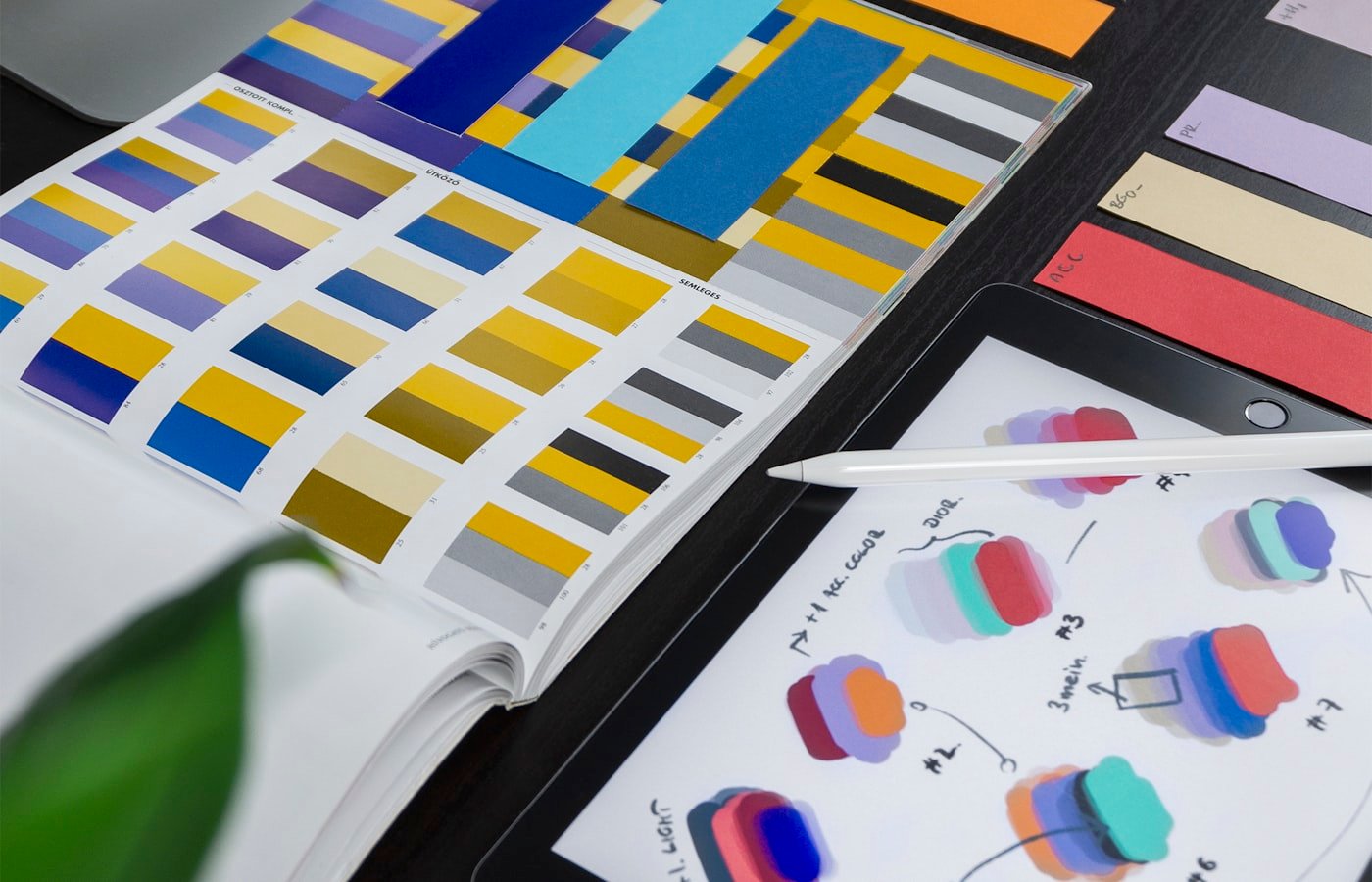 Materiais de identidade visual e estudo de cores sobre uma mesa